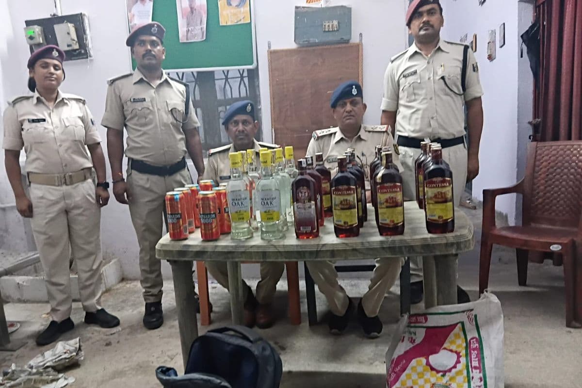 पैसेंजर ट्रेन के टॉयलेट के पास पड़ा था लावारिस बैग, खोलते ही निकली शराब की 37 बोतलें