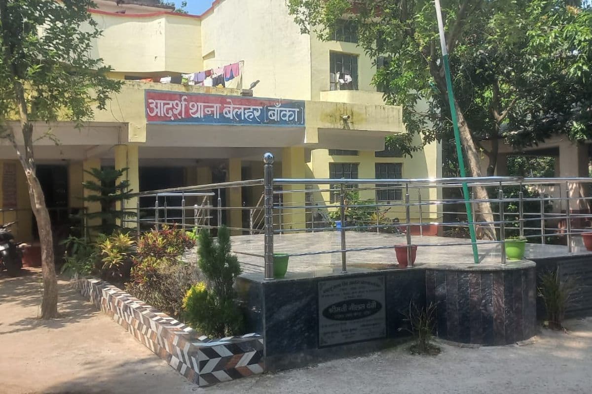 घर में छिपे थे दो फरार वारंटी, बेलहर पुलिस ने दबिश देकर दोनों को दबोचा
