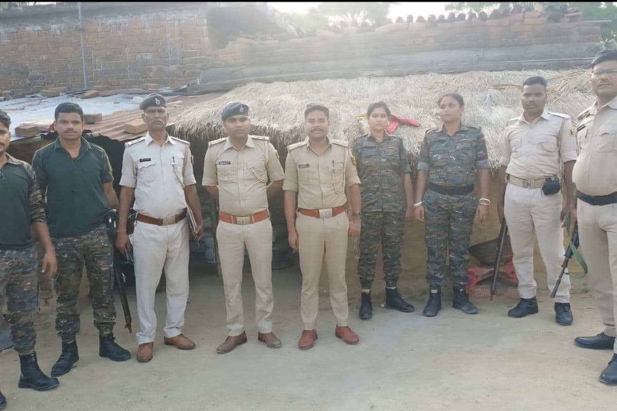 फरार वारंटियों पर पुलिस का बड़ा प्रहार, एक दिन में 26 मामलों का निष्पादन, कई घरों पर चिपकाया इश्तेहार