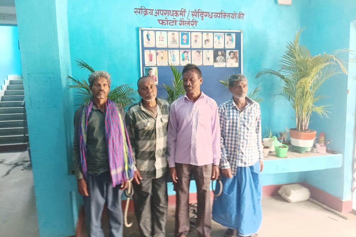 बांका पुलिस ने रात के अंधेरे में की छापेमारी, चार वारंटियों को गिरफ्तार कर भेजा कोर्ट