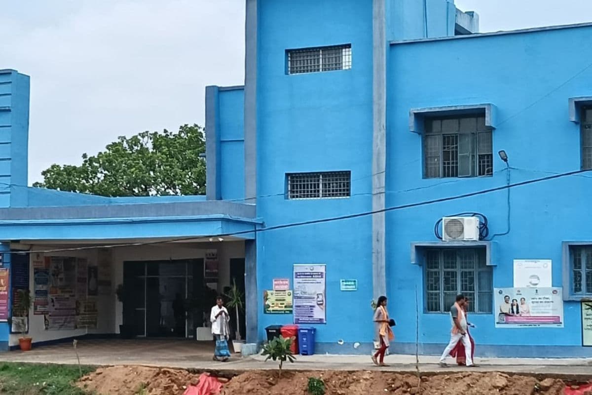 सीएचसी जाने वाली पीसीसी सड़क पर गार्डवॉल नहीं, एंबुलेंस सवार मरीजों की जान खतरे में