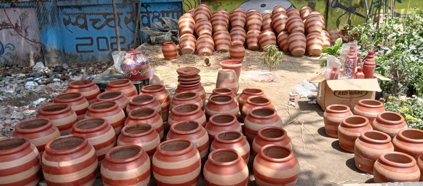उमस भरी गर्मी ने लोगों की बढ़ायी परेशानी, देसी फ्रिज की बढ़ी मांग