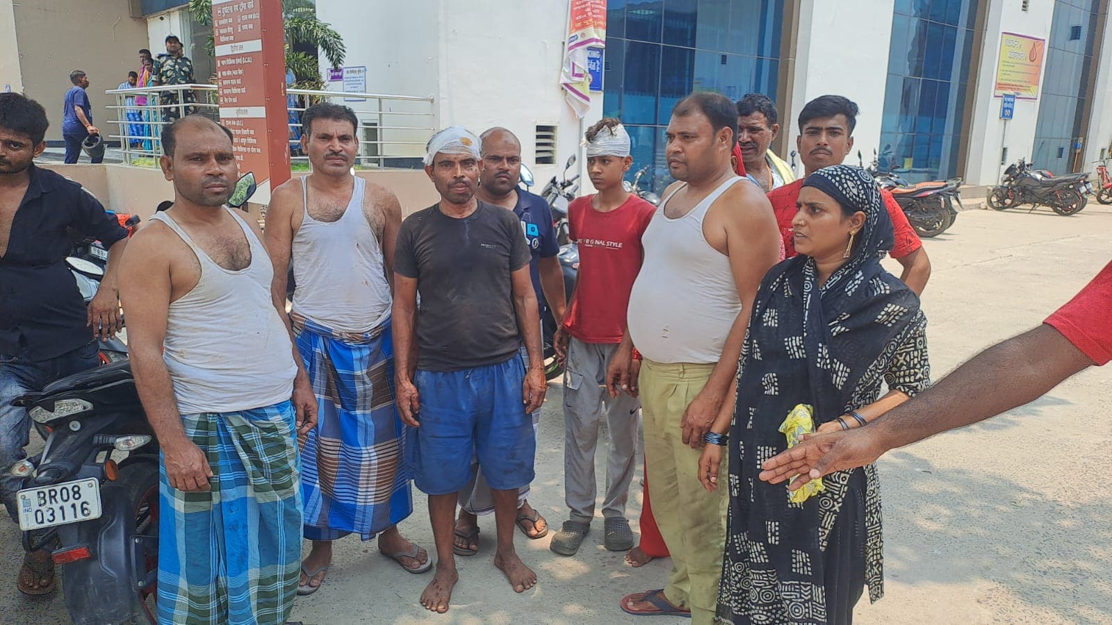 आम तोड़ने के विवाद में दो पक्षों के बीच जमकर मारपीट, एक दर्जन घायल