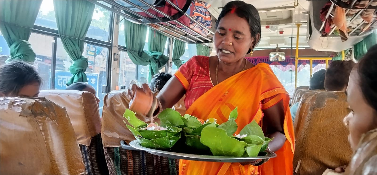 बसों में चना और मूंगफली बेच अपना जीवन यापन करती है मीना देवी