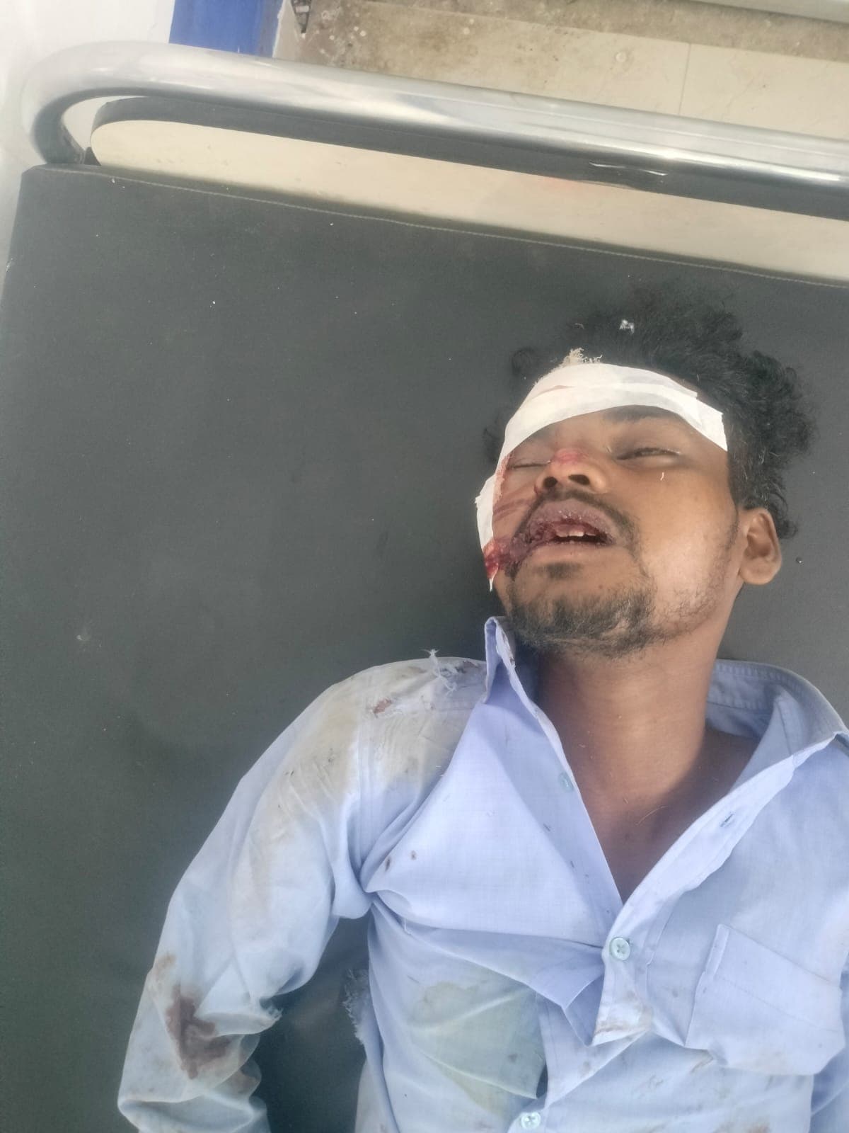 पाकुड़िया पुलिस ने सड़क किनारे घायल की जान बचाई