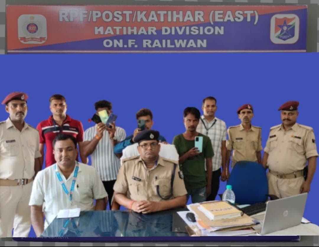 चोरी के पांच मोबाइल के साथ तीन आरोपित गिरफ्तार