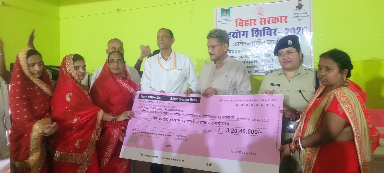 हलसी और बल्लोपुर में ''''सहयोग शिविर'''' का आयोजन, प्रभारी मंत्री अलाधिकारी ने सुनीं जनता की समस्याएं, जीविका समूह को सौंपा चेक
