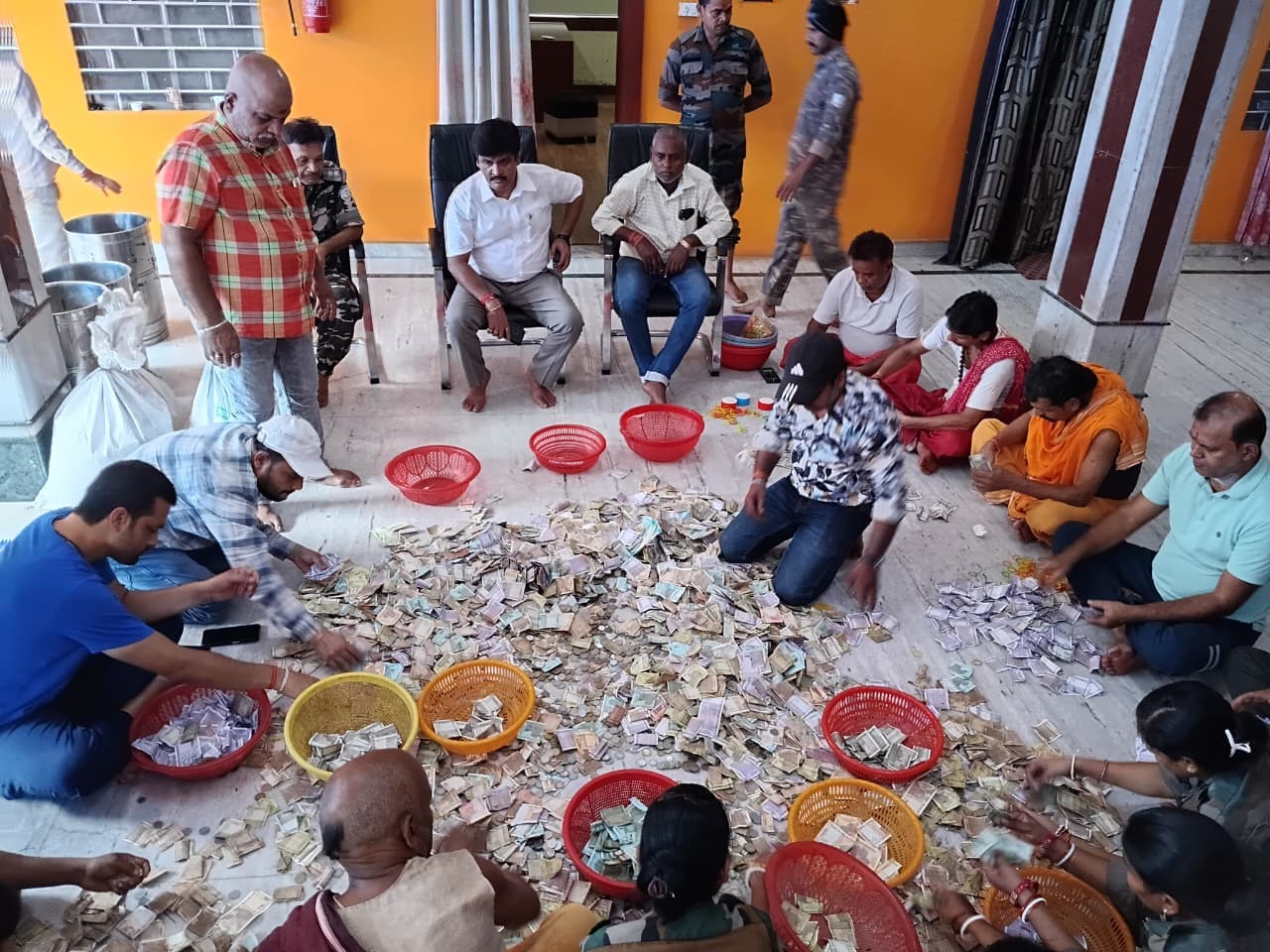 Deoghar News : बाबा मंदिर को दान में मिले 26.94 लाख रुपये, डॉलर व नेपाली रुपये भी शामिल