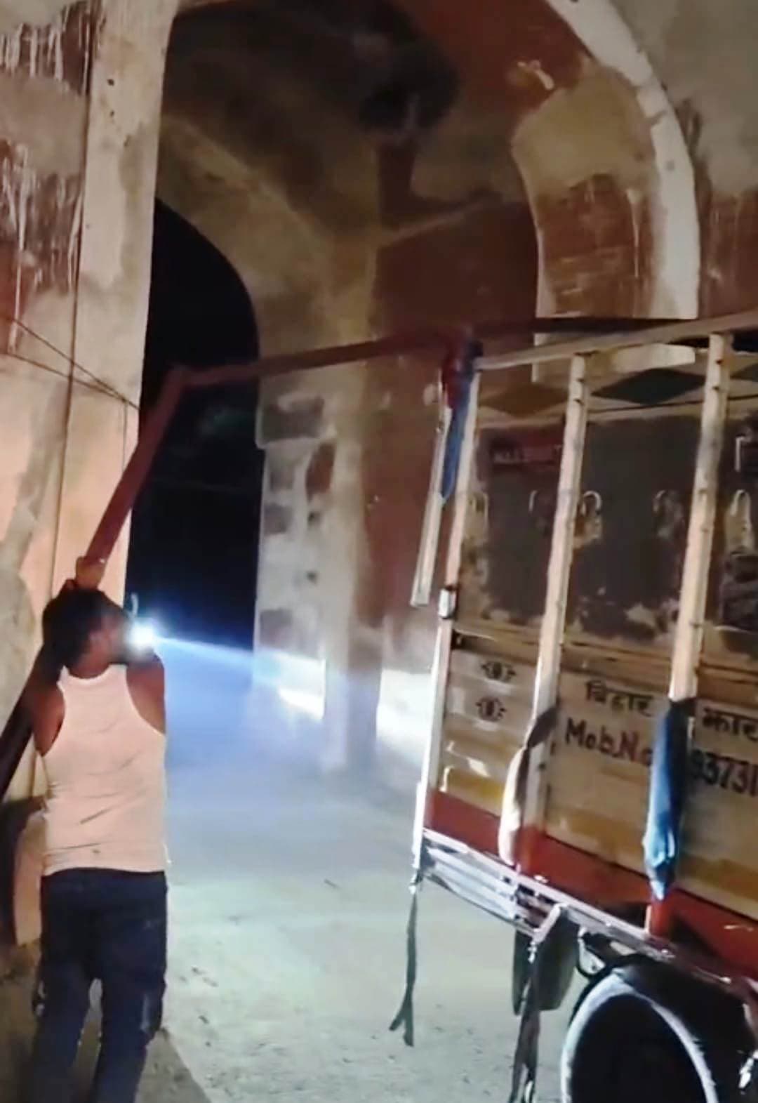 रात में धड़ल्ले से गुजर रहे भारी वाहन, खतरे में मुंगेर किला का उत्तरी द्वार