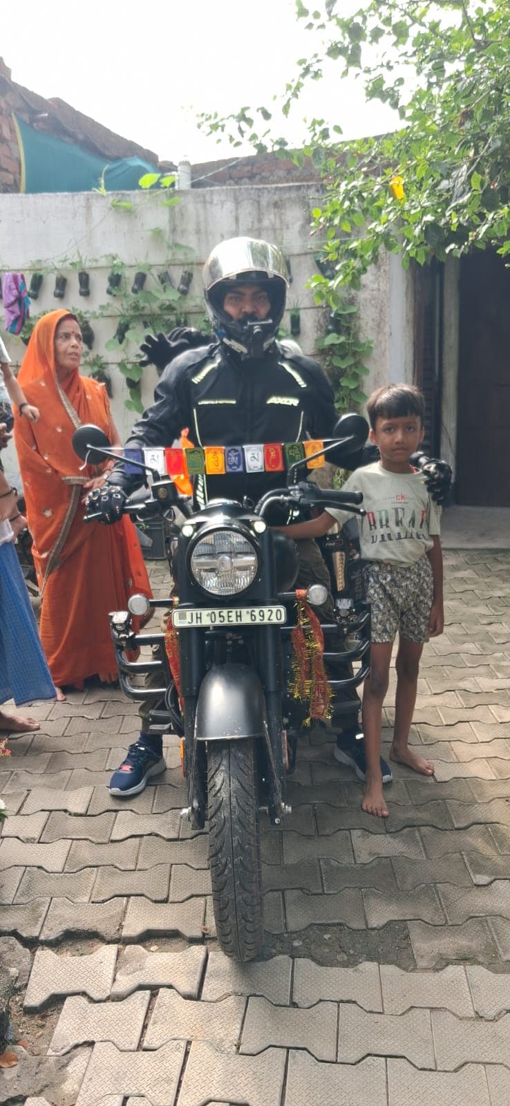 12 हजार किलोमीटर का सफर, हाइवे पर हादसा फिर भी नहीं थमे कदम