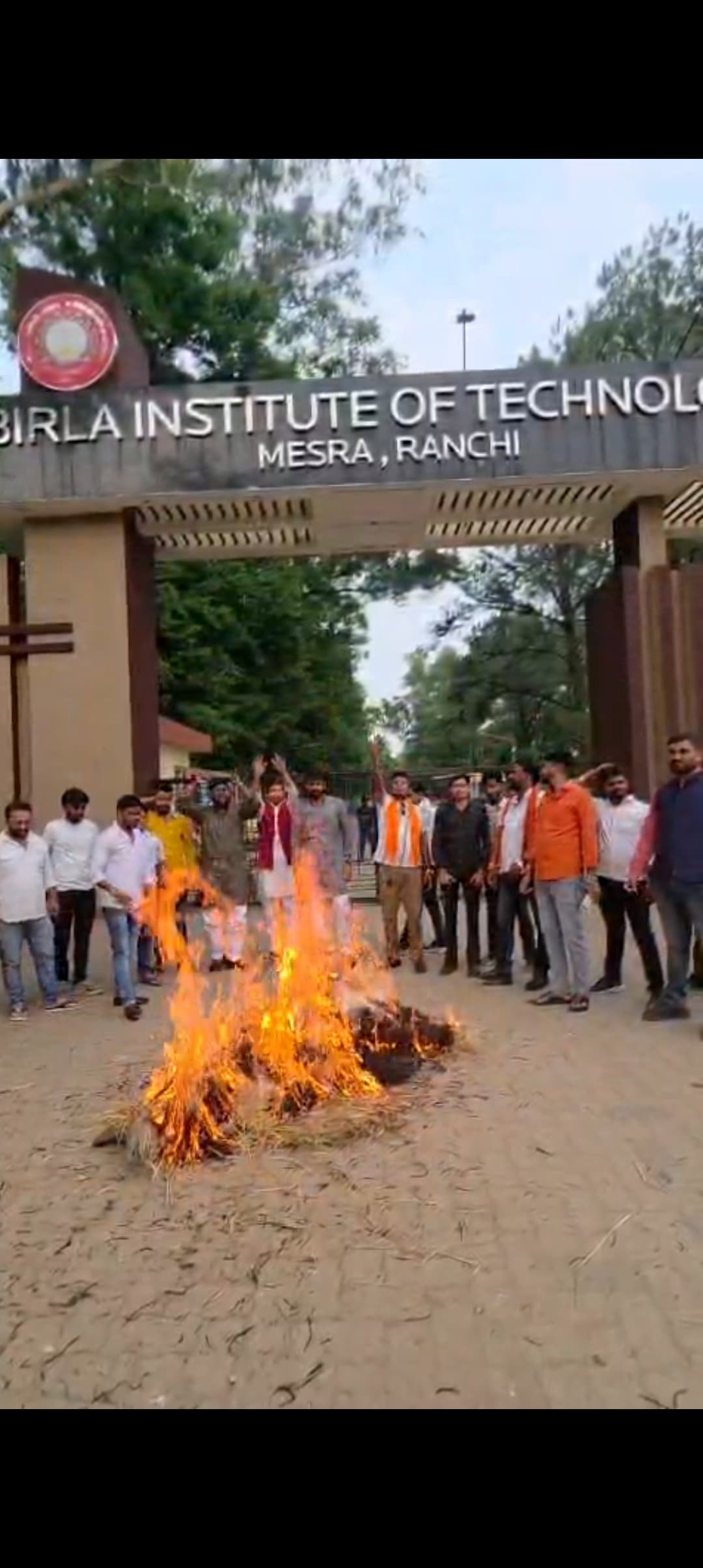 बीआइटी गेट पर सीएम का फूंका गया पुतला
