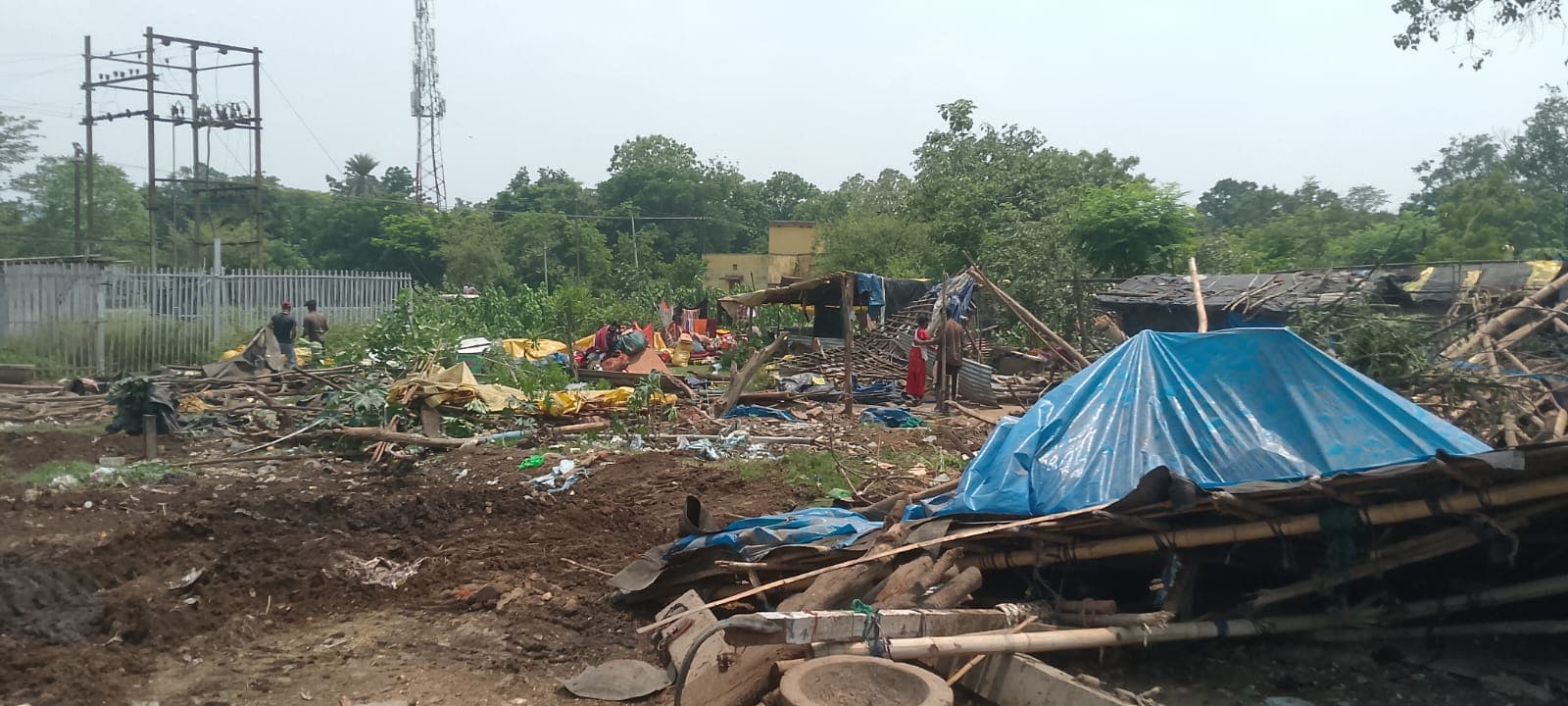 Chakradharpur News : चक्रधरपुर के गैंगखोली व मालगोदाम क्षेत्र से रेलवे ने हटाया अतिक्रमण, पहले दिन 25 झुग्गी-झोपड़ियां व खटाल हटाये गये