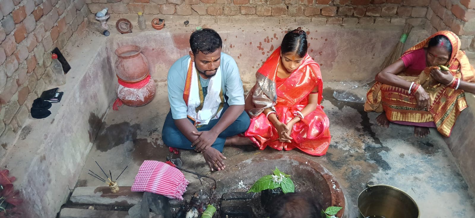 प्रेमिका से मिलने पहुंचा प्रेमी, ग्रामीणों ने मंदिर में कराया विवाह