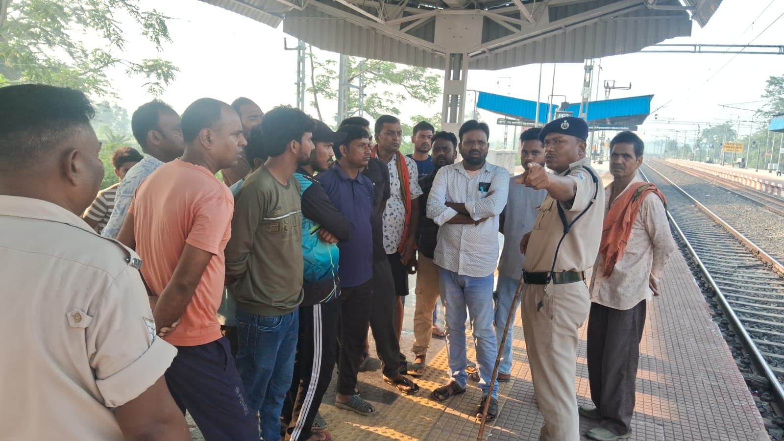 Giridih News : पारसनाथ स्टेशन पर ट्रेन से उतरने के दौरान गिरा मजदूर, मौत