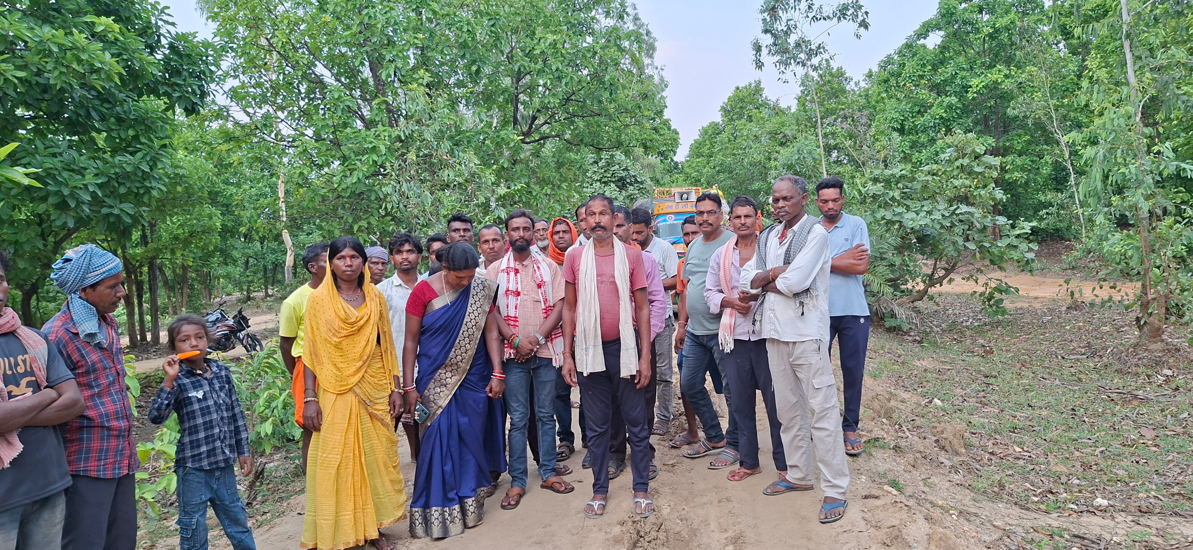 Giridih News : ग्रामीणों ने दिया अल्टीमेटम, सड़क नहीं तो वोट नहीं