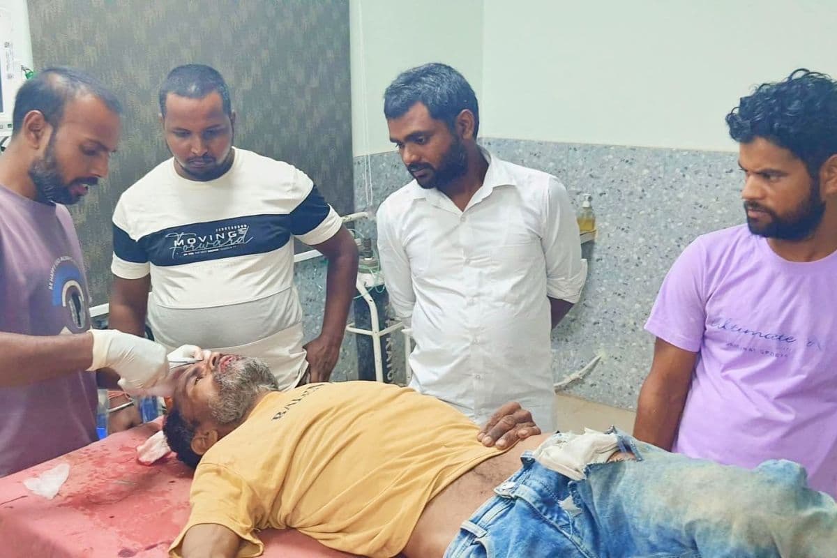 सड़क किनारे टहल रहा युवक अनियंत्रित बाइक के धक्के से घायल, सीएचसी में भर्ती