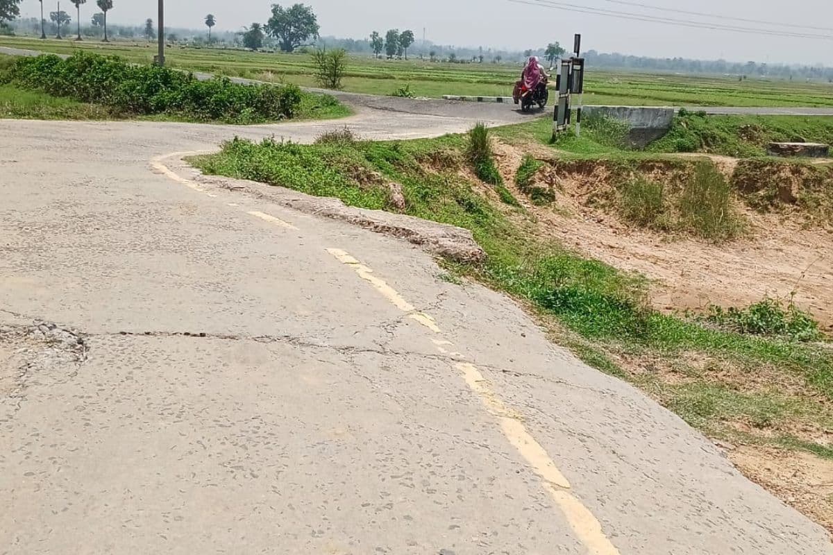 पथलकुडिया गांव जाने वाले ग्रामीण मार्ग पर पुलिया क्षतिग्रस्त