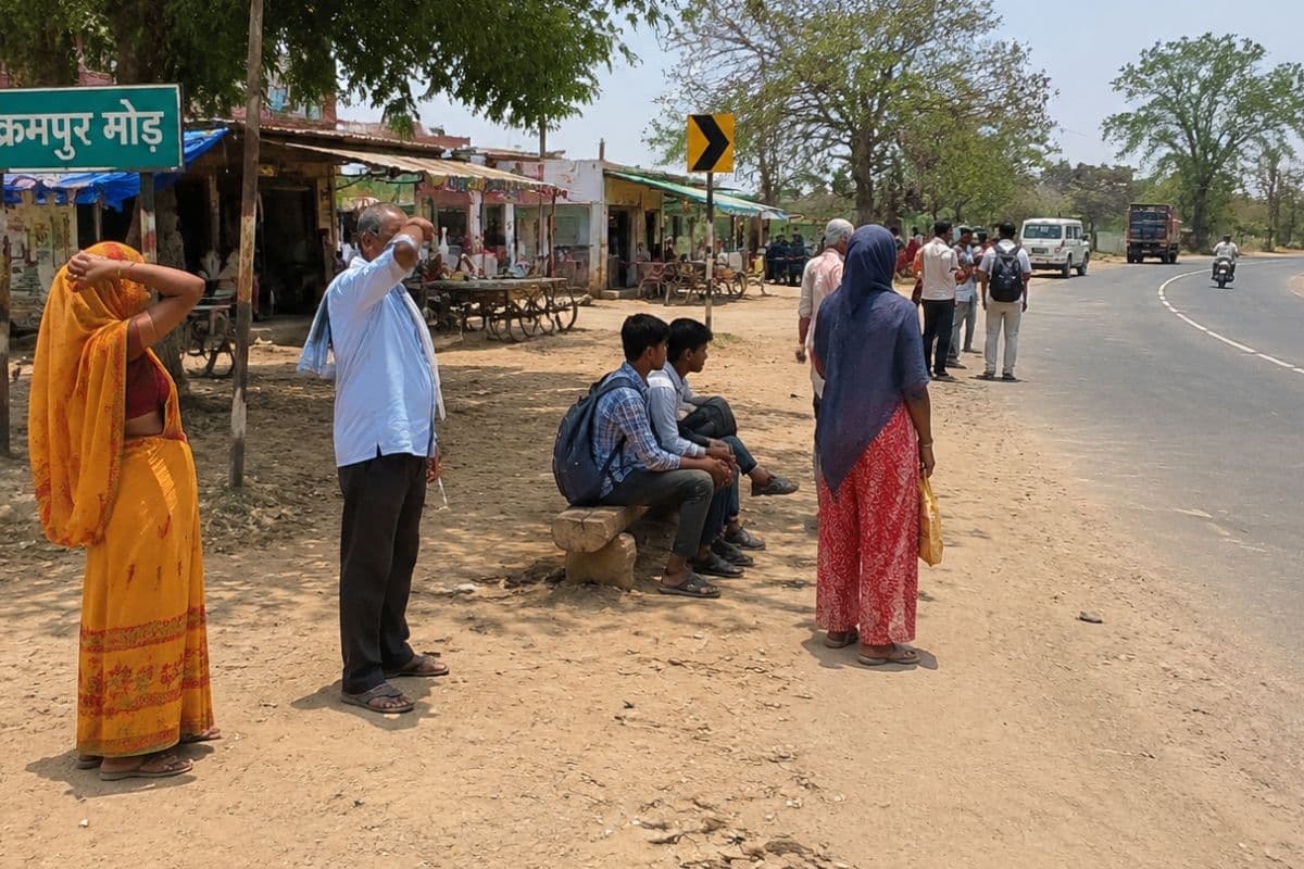 पंजवारा के बिक्रमपुर मोड़ पर यात्री शेड नहीं, धूप में झुलस रहे राहगीर