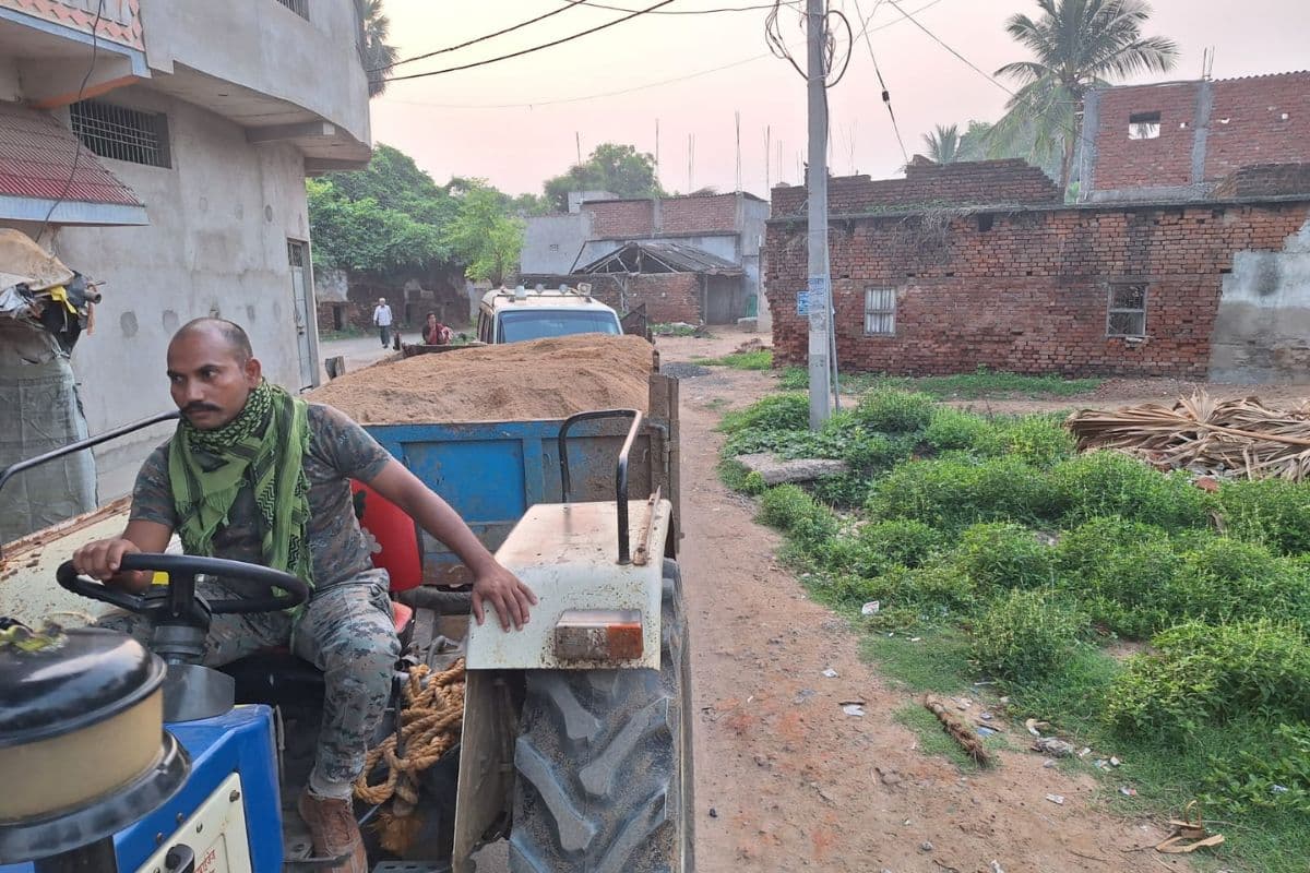 रजौन में अवैध रूप से बालू ढो रहे दो ट्रैक्टर जब्त, 4.96 लाख का लगा जुर्माना