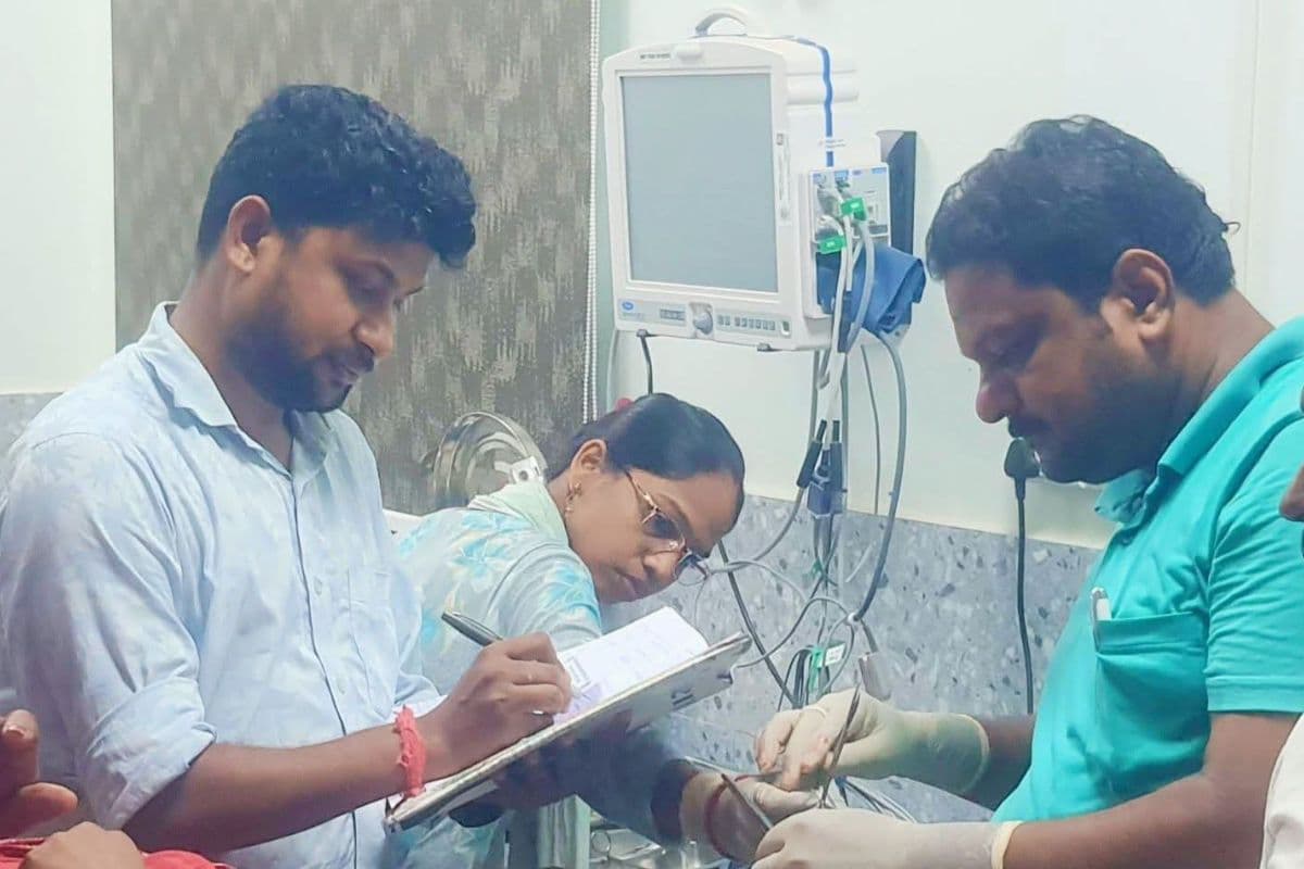 घर की सीढ़ी पर बैठा था गेहूंअन सांप, 13 वर्षीय किशोर को डसा, देवघर रेफर
