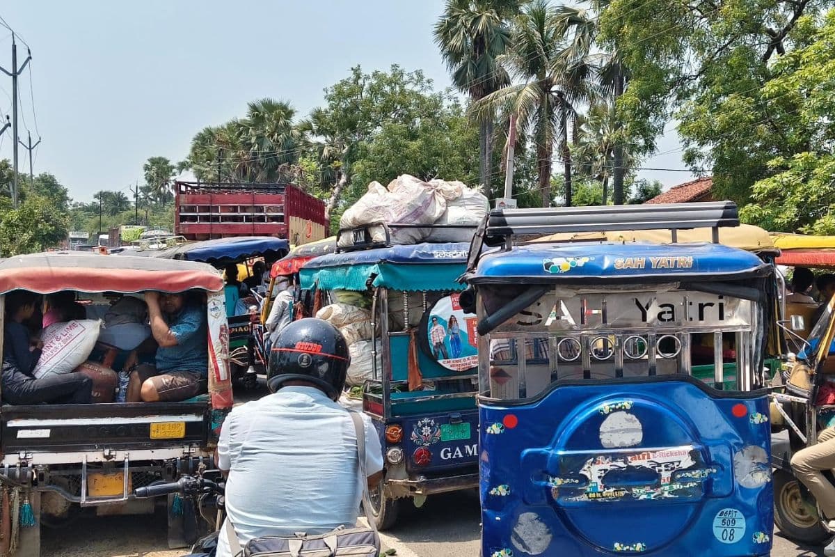 हंसडीहा मार्ग पर भिड़ गये कार व बस चालक, जाम में फंसे लोगों ने  दोनों को कराया शांत