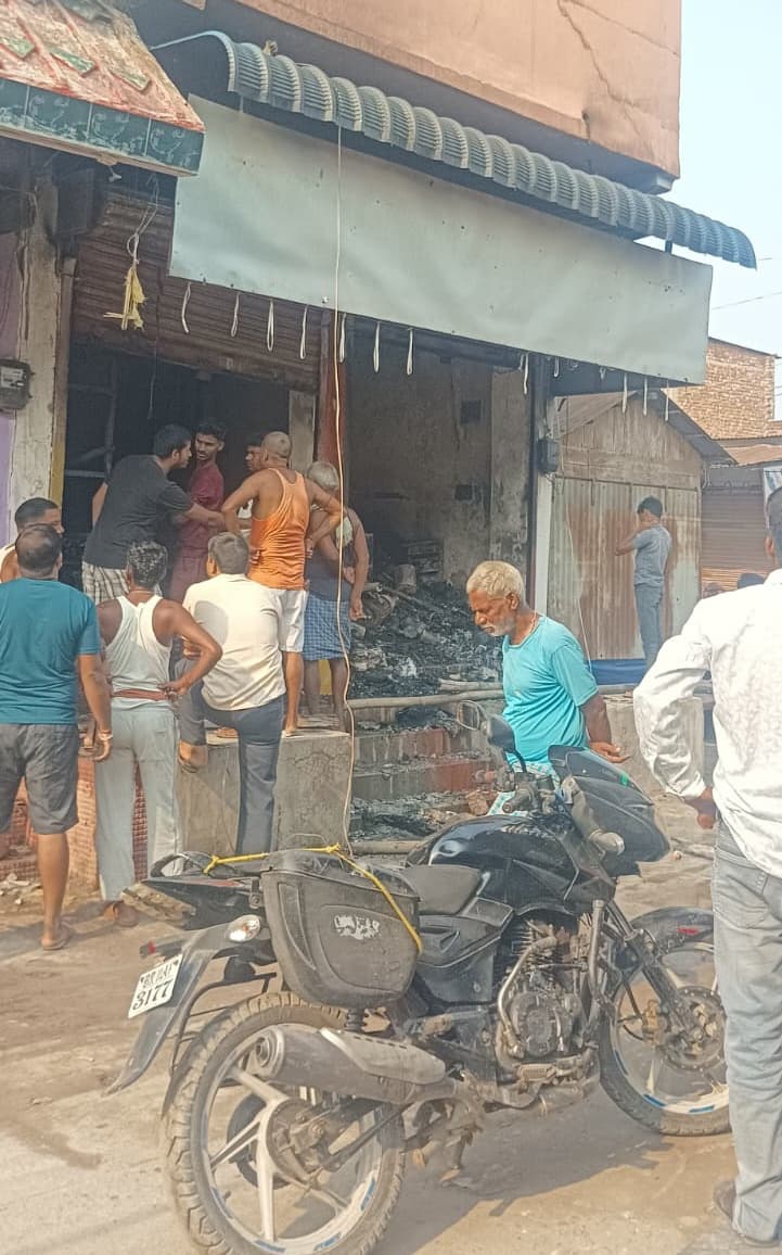 चम्पानगर में  बंद हार्डवेयर दुकान में लगी आग,  80 लाख का नुकसान, 5 घंटे तक मचा तांडव