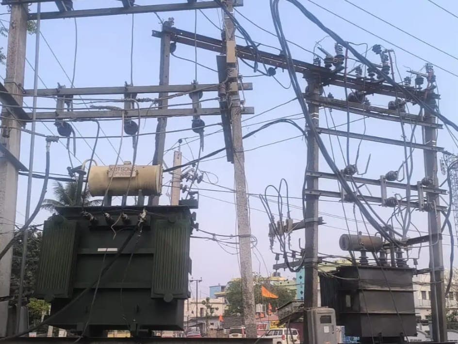 उमस भरी गर्मी में बिजली संकट से बेहाल ग्रामीण, मात्र 4-5 घंटे आपूर्ति