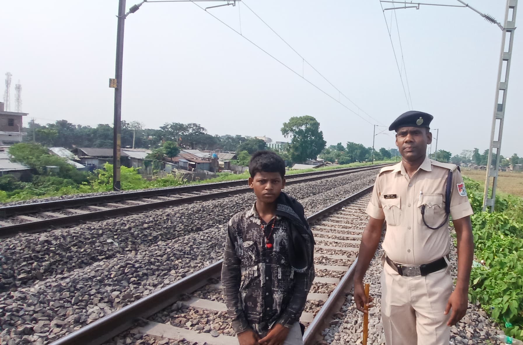 खून से लथपथ ट्रेक किनारे अज्ञात युवक का शव मिलने से सनसनी