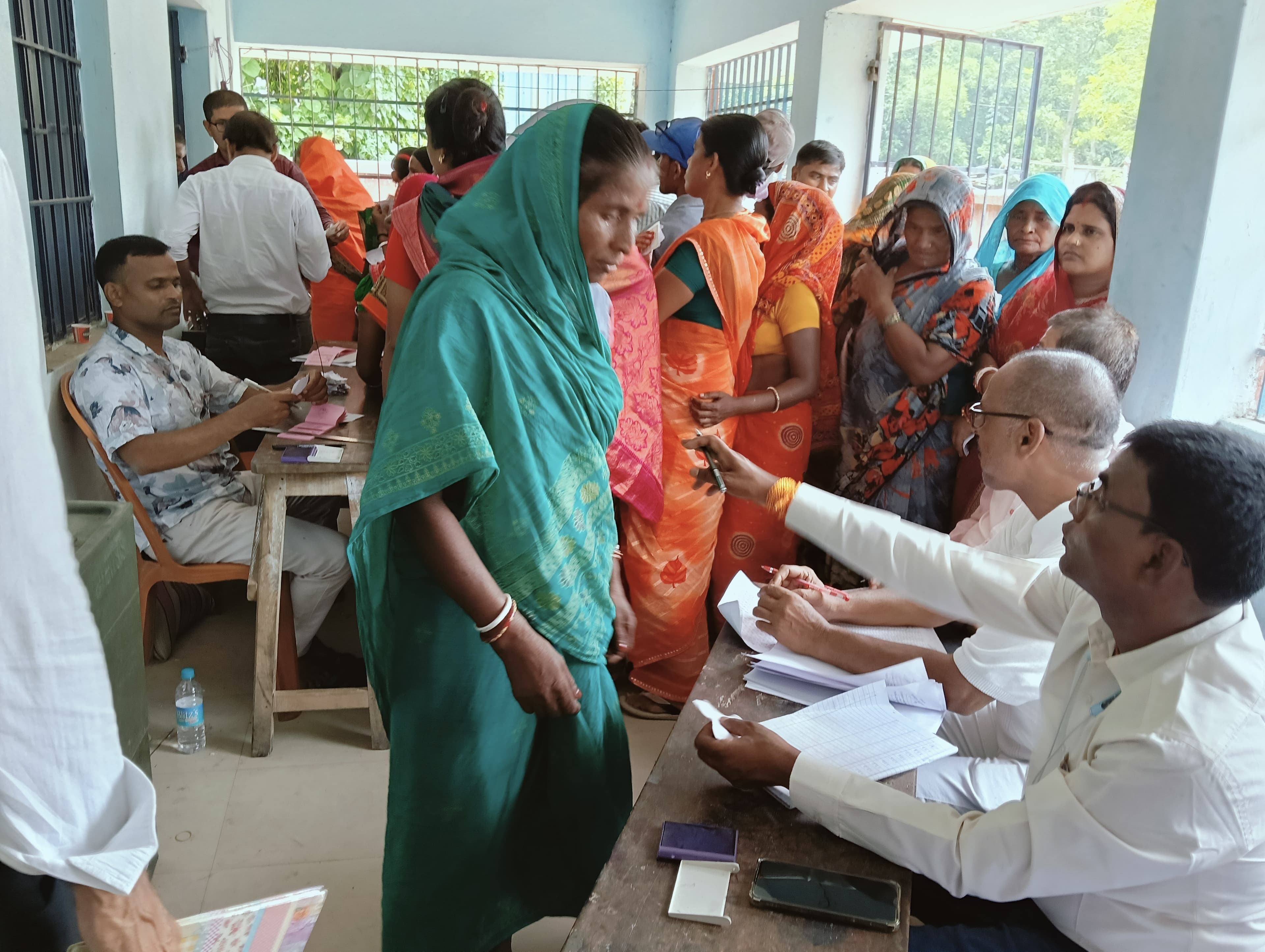 बेलौन पैक्स चुनाव में मतदाताओं ने बढ़-चढ़कर की वोटिंग