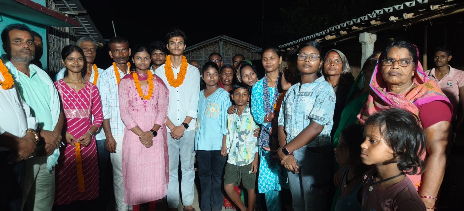 एक ही परिवार के भाई-बहन ने बढ़ाया गांव का मान