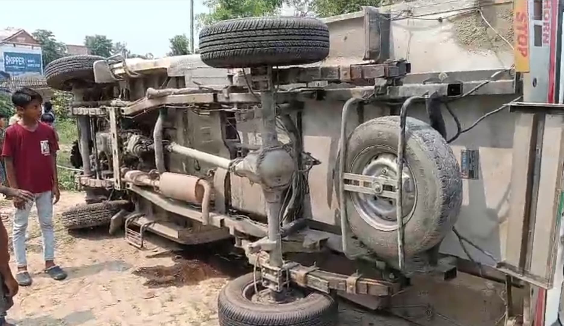 एनएच-31 पर पिकअप-बाइक की टक्कर, युवक गंभीर