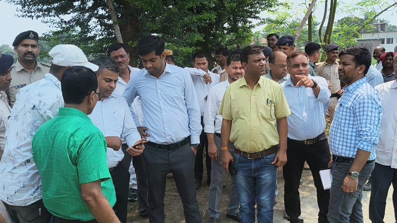 डीएम ने ठाकुरबाड़ी स्थित दो अलग-अलग जगहों का किया निरीक्षण