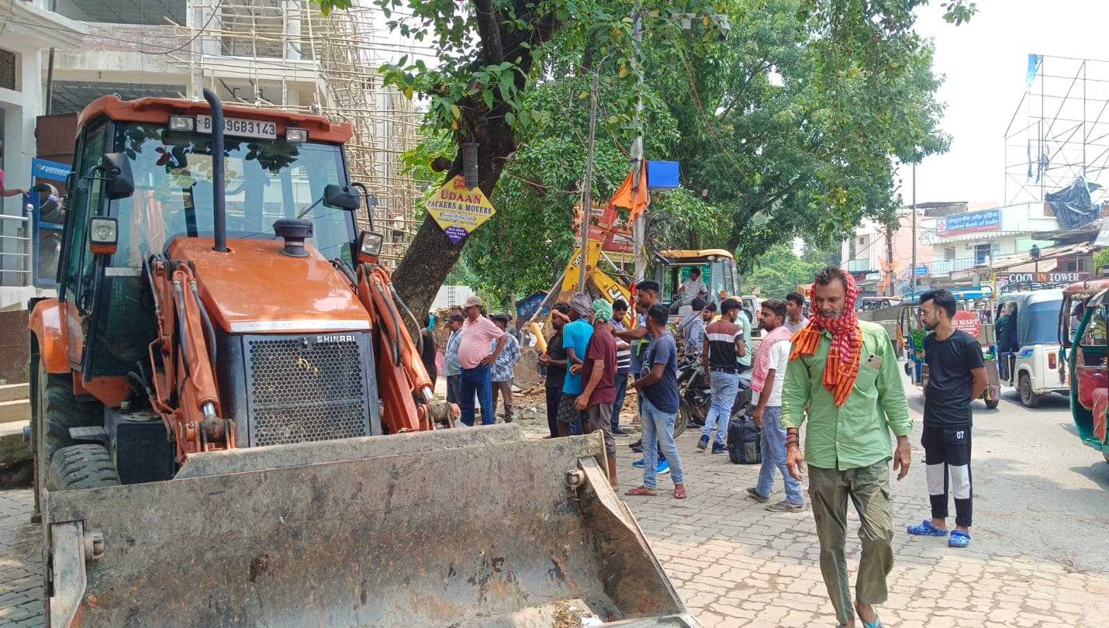 शहर के मिरचाईबाड़ी में नगर निगम का बुलडोजर एक्शन