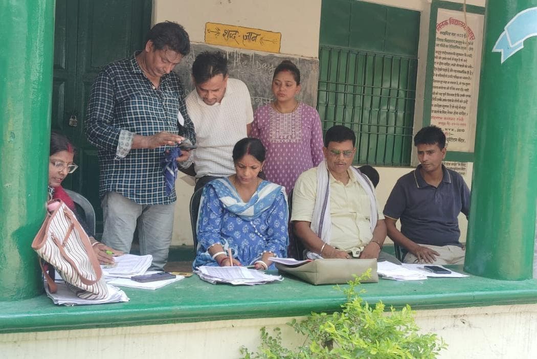 बीएलओ ने अनमैप्ड मतदाताओं का किया गया मिलान