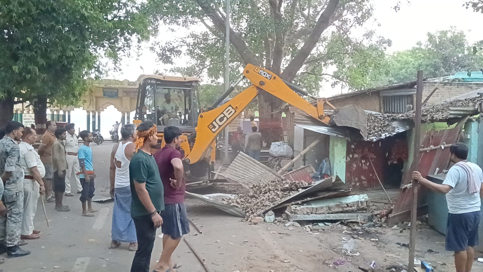 बबुआ घाट पर चला निगम का जेसीबी, हटाया गया अस्थाई अतिक्रमण
