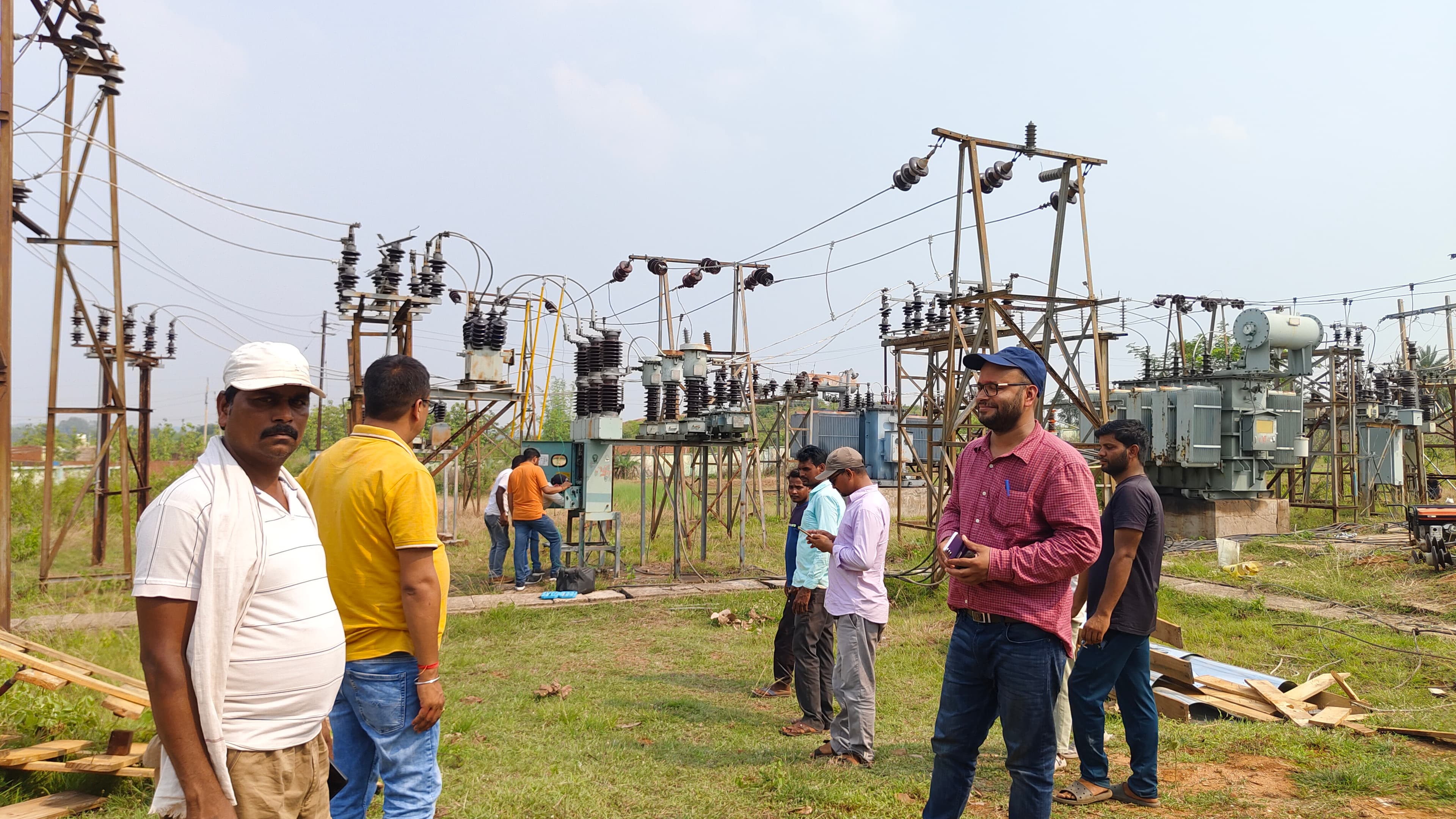 पालोजोरी में जर्जर तारों और ब्रेकरों की हुई मरम्मत, बिजली व्यवस्था होगी मजबूत