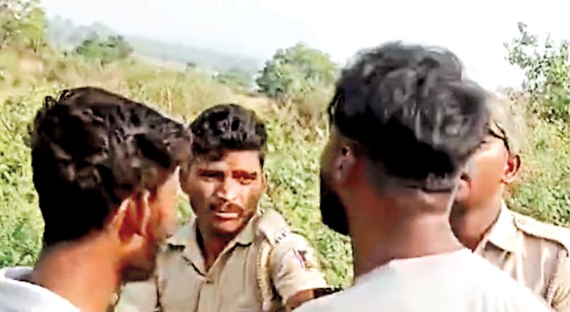 Sundargarh News: खदान अधिकारी व पुलिस पर किया हमला, बालू लदे ट्रैक्टर छुड़ा ले गये माफिया