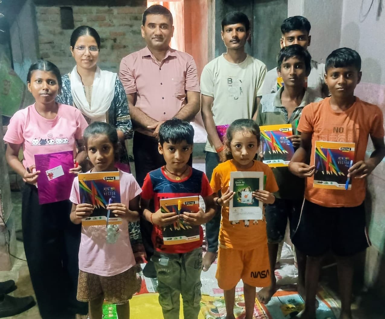 Bokaro News : गर्मी की छुट्टी में गांव के बच्चों को पढ़ा रहे हैं टॉपर विद्यार्थी