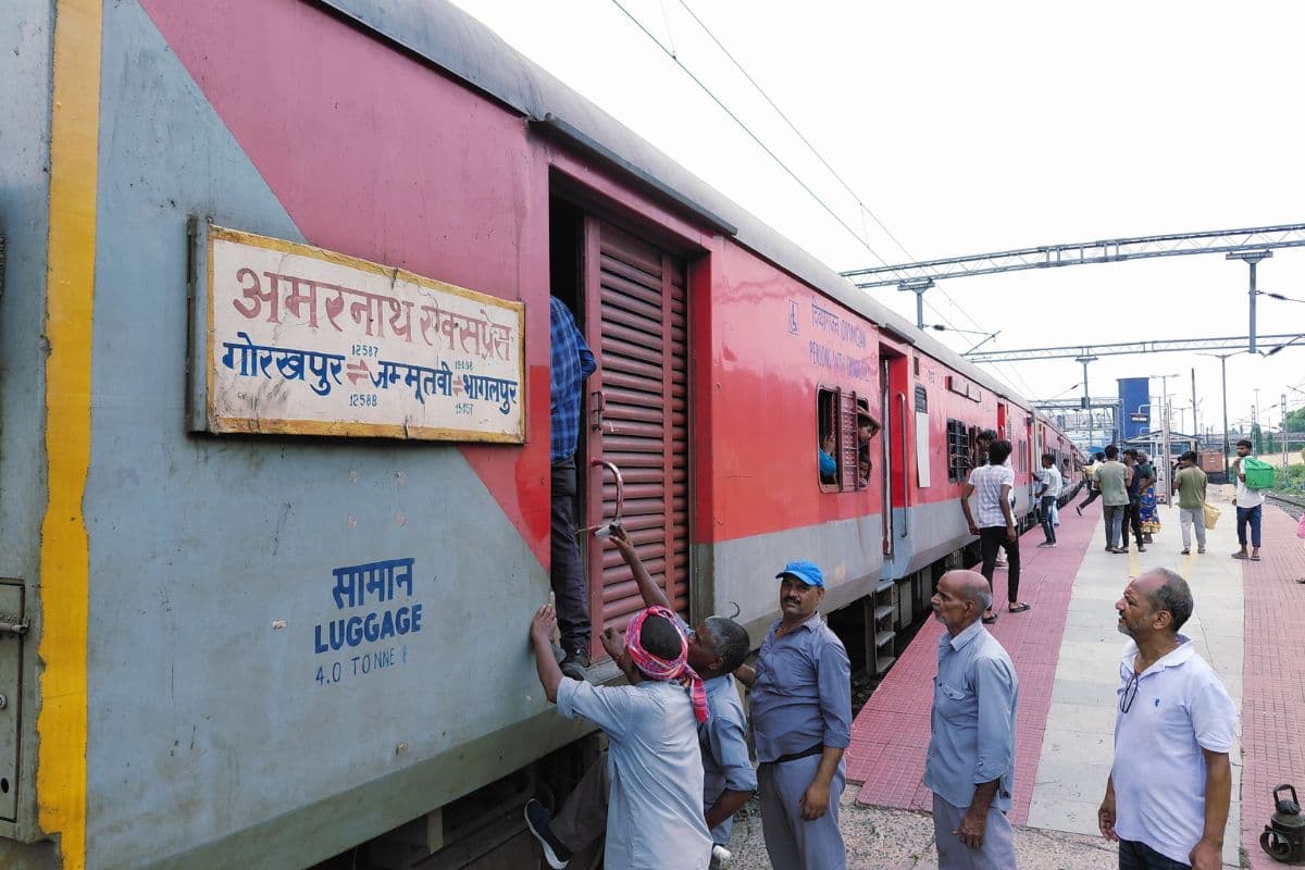 5 घंटे 15 मिनट लेट जमालपुर पहुंची अमरनाथ एक्सप्रेस, कई ट्रेनों की देरी से यात्रियों का सफर हुआ मुश्किल