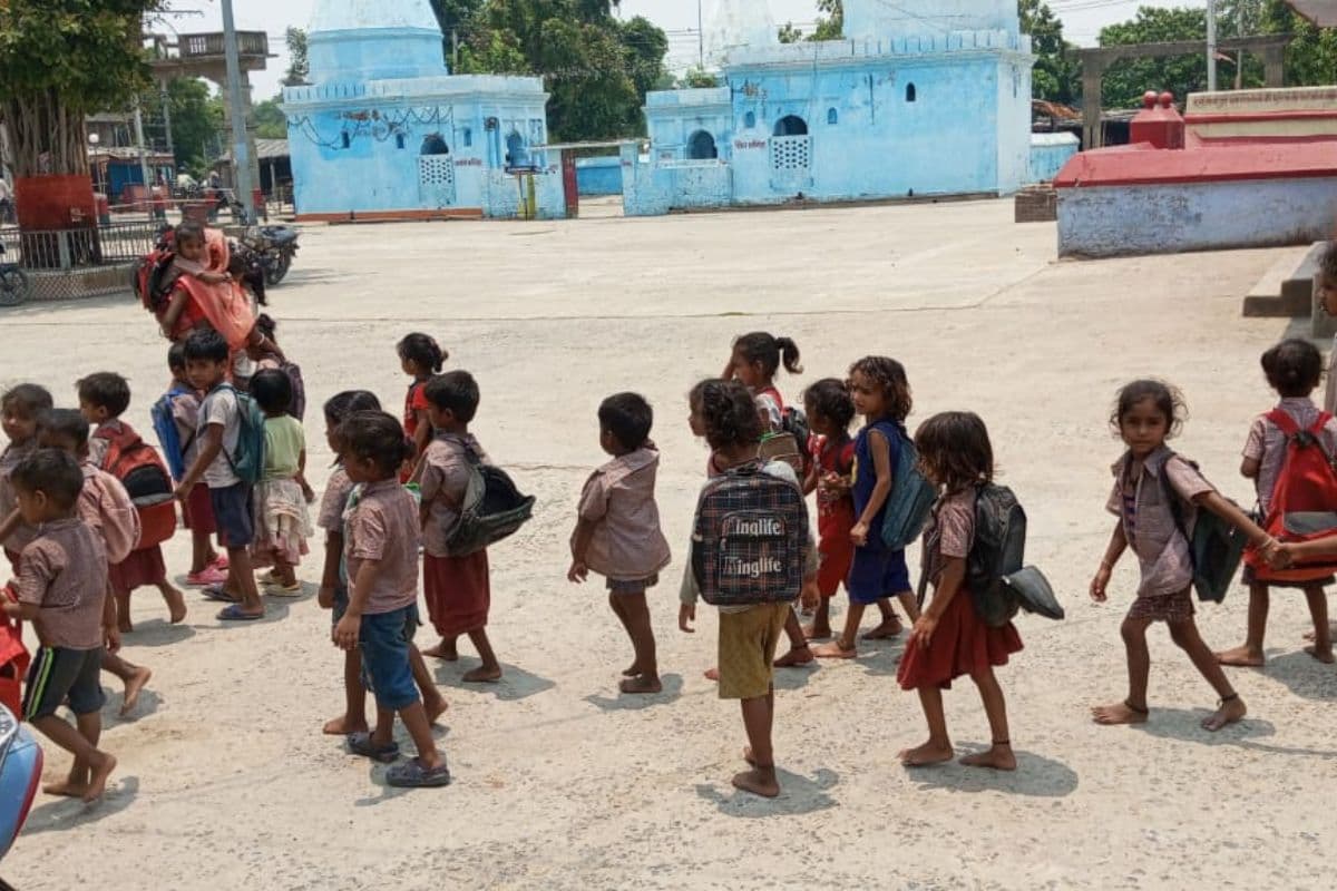 भागलपुर के नारायणपुर में 40 डिग्री तापमान में खाली पैर घर लौटने को मजबूर आंगनबाड़ी के बच्चे