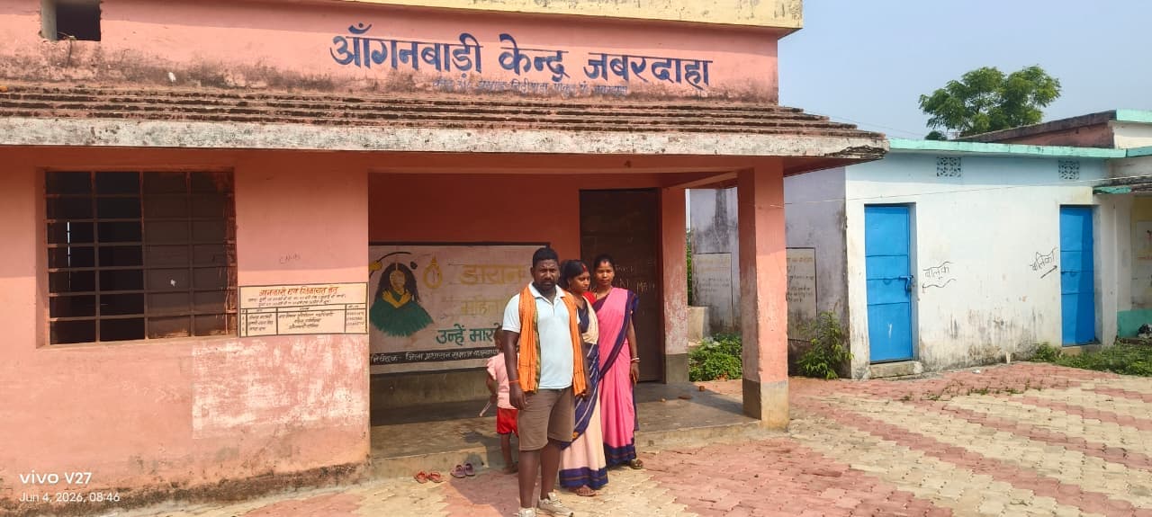 आंगनबाड़ी केंद्र में गंदगी फैलाने से ग्रामीणों में रोष
