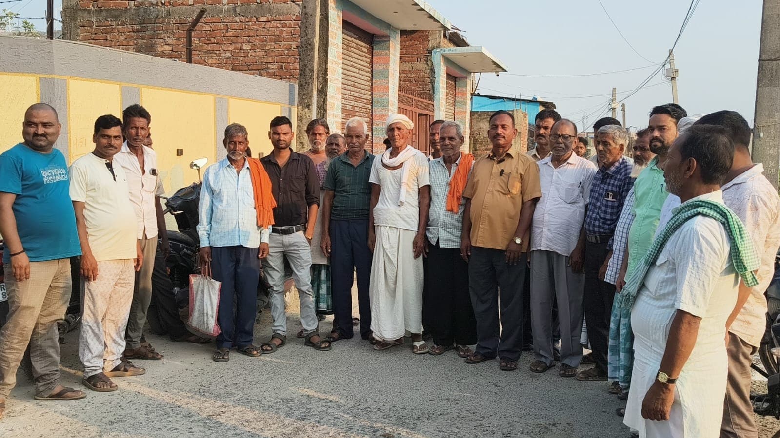 नाले का पानी खेत में बहाने पर लोगों ने किया प्रदर्शन