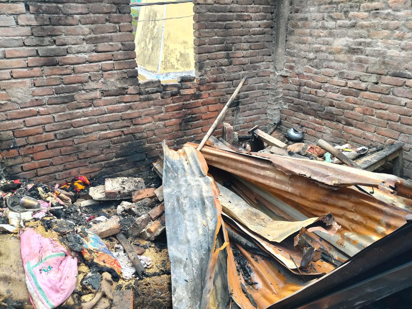 कटरिया में आग से जेवरात व नगद सहित ढाई लाख के समान राख