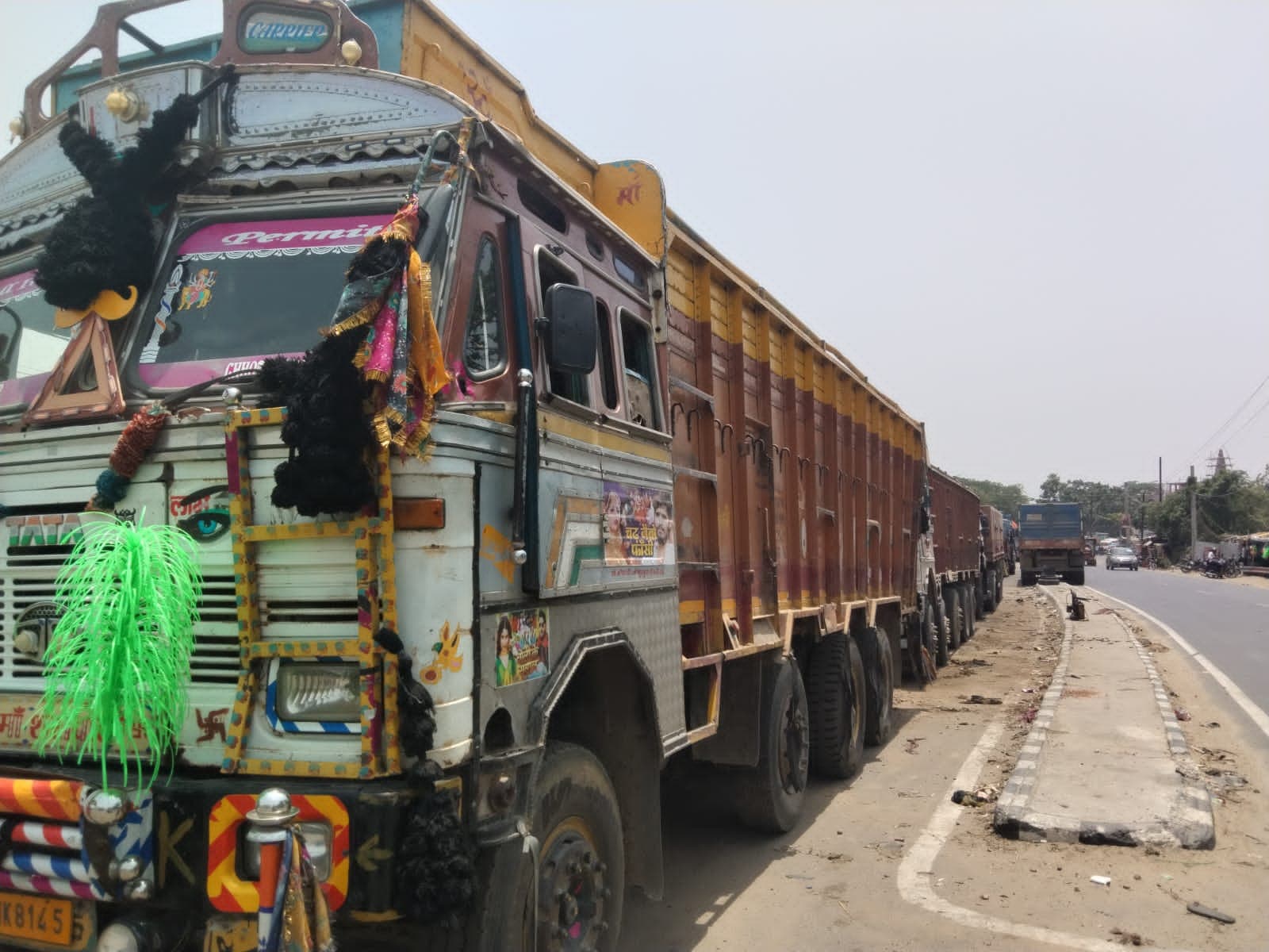 विद्यापीठ व गढ़ी विशनपुर में नो एंट्री के समय ट्रकों के कतार से लग रहा जाम