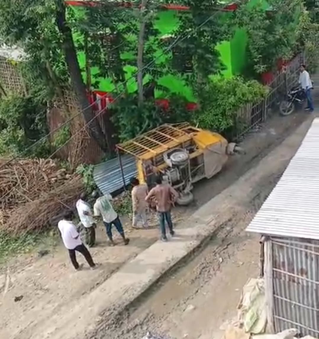 कागजों पर विकास, जमीन पर विनाश, अधूरे नाला निर्माण से वार्ड 12 की सड़क बनी मौत का जाल