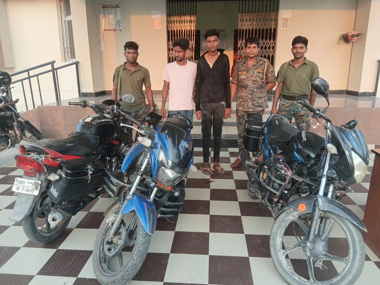 30 लीटर शराब व तीन बाइकों के साथ दो तस्कर गिरफ्तार