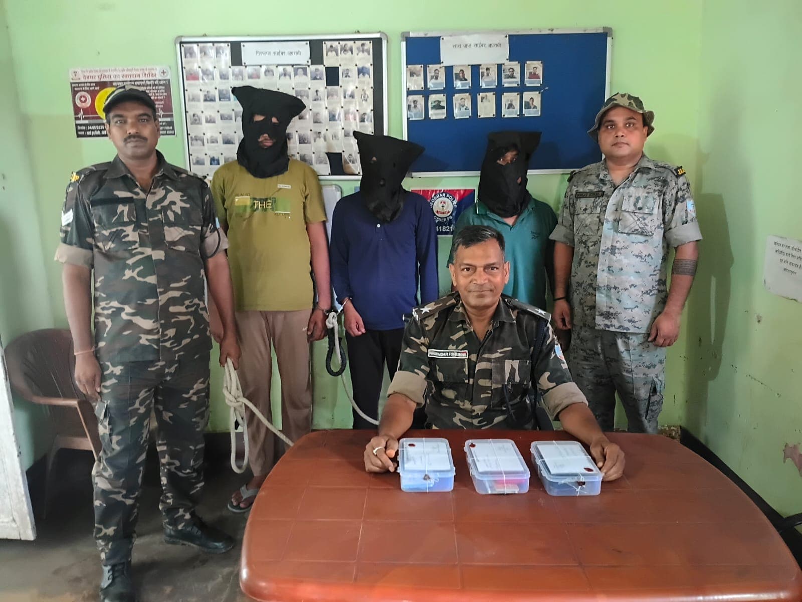 Deoghar News : जंगल में रच रहे थे साइबर ठगी की साजिश, तीन आरोपी गिरफ्तार