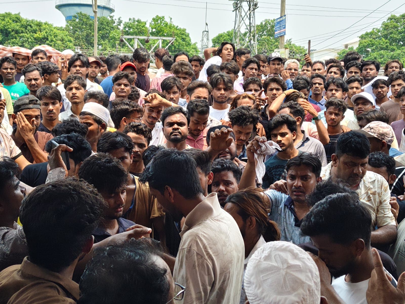प्रसव के बाद महिला की मौत पर सीएचसी में हंगामा, दो एएनएम को प्रसव कक्ष से हटाया गया