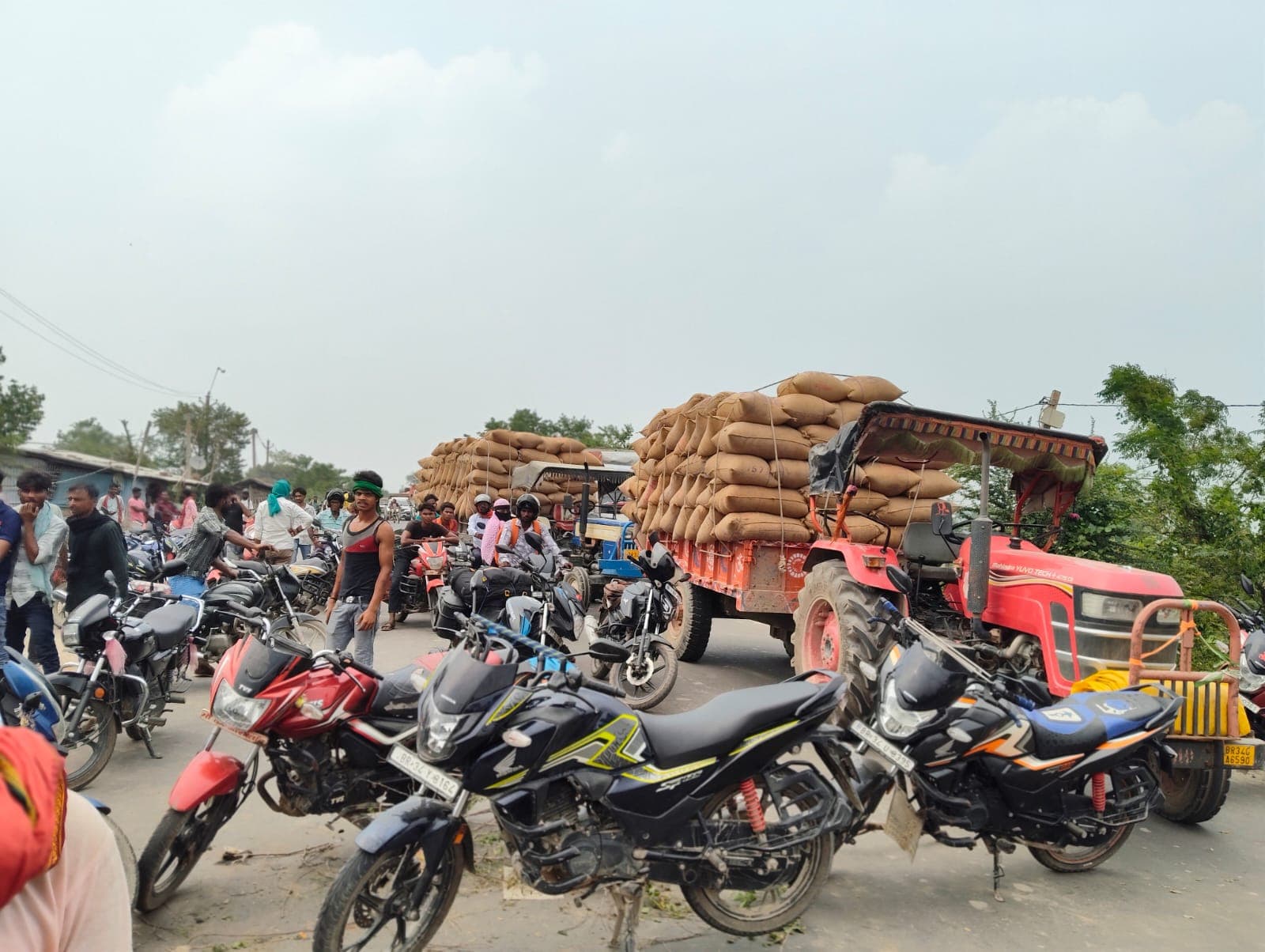 चौथम के सोनवर्षा में अनियंत्रित हाइवा ने बाइक सवार मामा भांजा को रौंदा, दोनों की मौत
