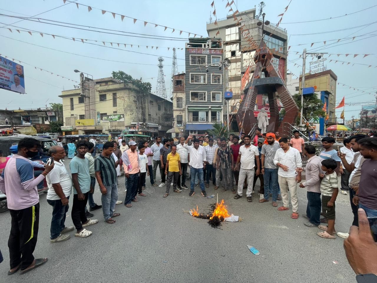 बिजली संकट पर फूटा गुस्सा, शहीद चौक पर फूंका विभाग का पुतला
